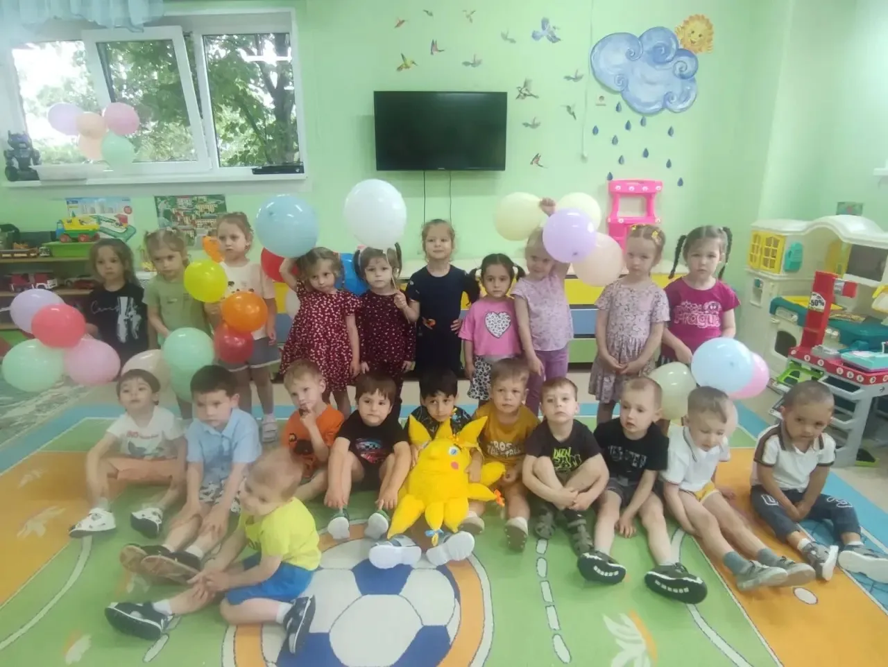 1 июня ребята из группы "Гнездышко" встречали первый день лета, будили Солнышко, рисова...