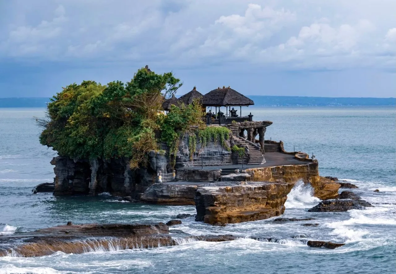 Храм Танах Лот на острове Бали, Индонезия 🇮🇩  🔹 Танах Лот - индуистский храм, являющийся одним из гл