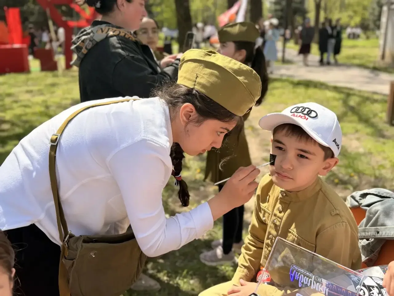 🎨 На фотозоне в лицее №1 творили активисты Движения Первых и ученического самоуправления! Ребята сво
