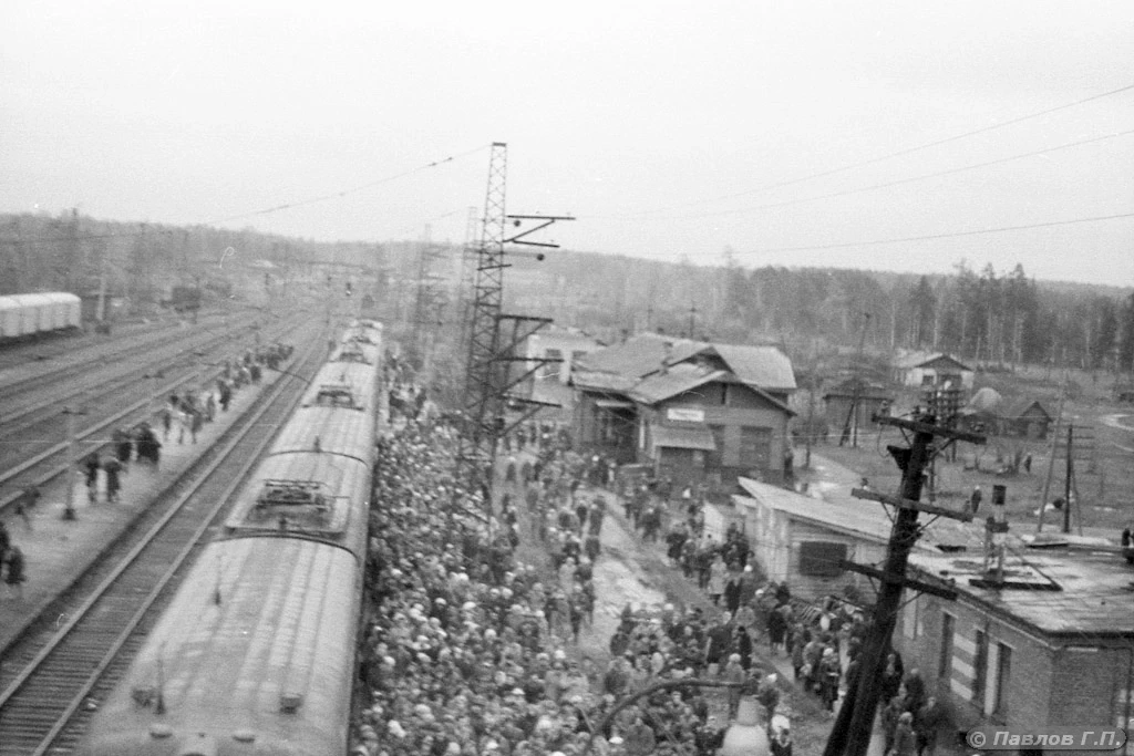 Станция Шувакиш, 1980-1983 годы. Идёт посадка народа после посещения толкучки ("Тучи") ...