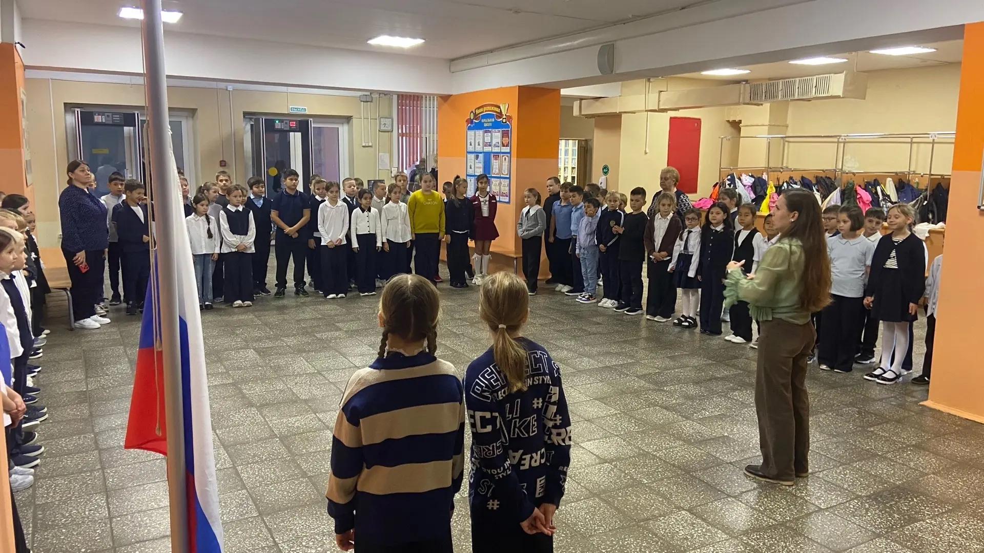 🇷🇺Первый понедельник сентября в нашей школе традиционно начался с торжественной линей...