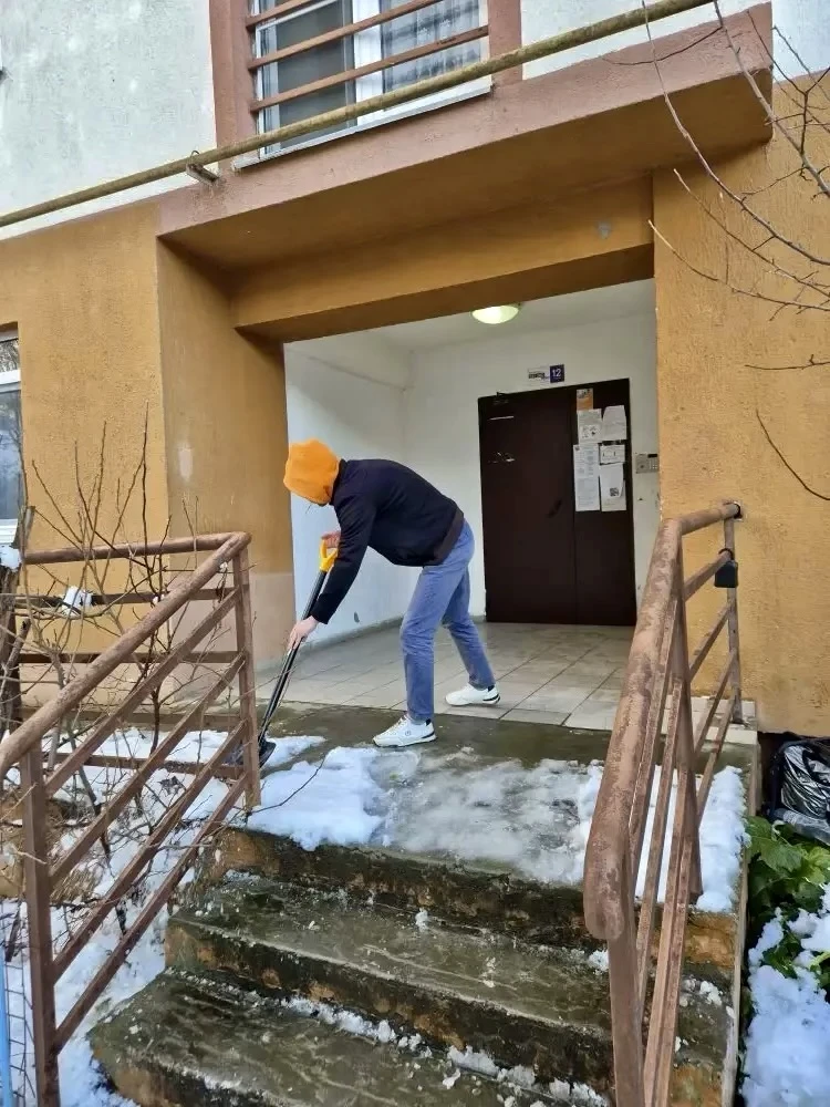 Уважаемые жители!  Сегодня наши специалисты провели уборку снега у выходов из подъездов многоквартир