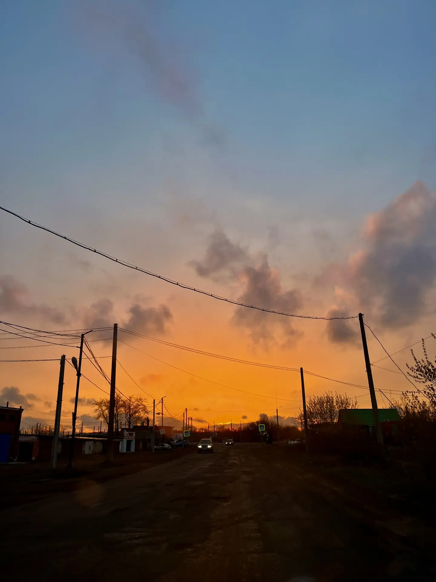 😍Иногда достаточно просто остановиться, поднять голову и увидеть, как небо превращается в произведен