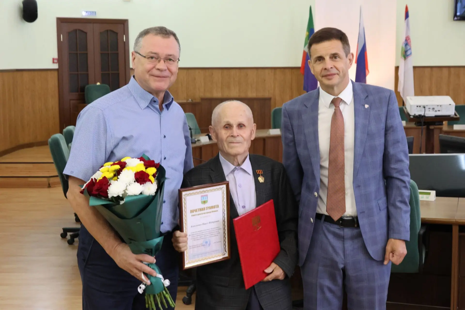 Сегодня на аппаратной планёрке в городской администрации чествовали особенного юбиляра – заслуженног