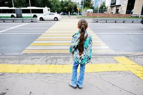 ❗Пешеход стоит у дороги — водителю уже может грозить штраф.