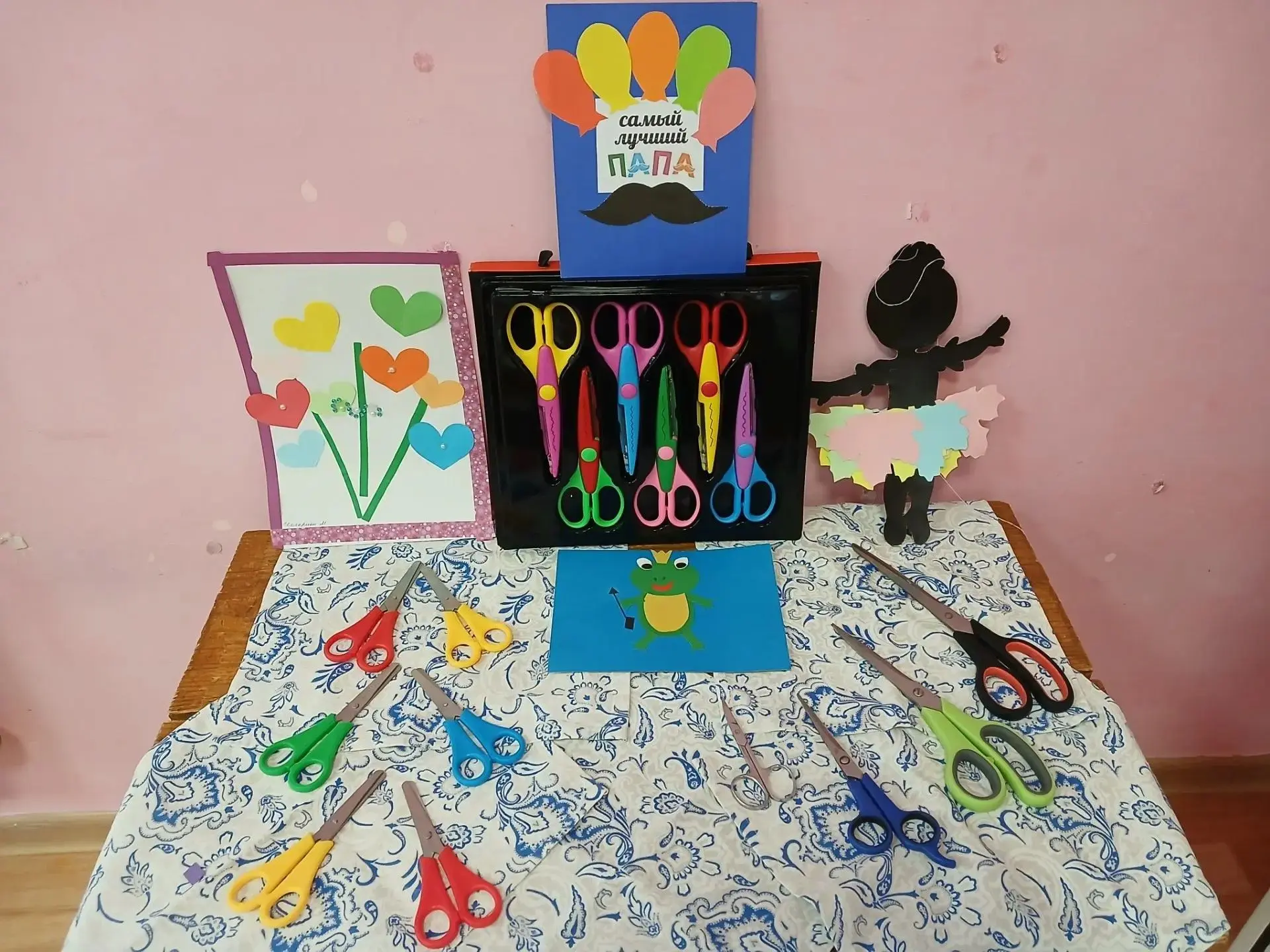 ✂️✂️✂️✂️✂️
15 июня - День ножниц.

"С ножницами не шути,
Зря в руках их не крути
И, держа за острый 