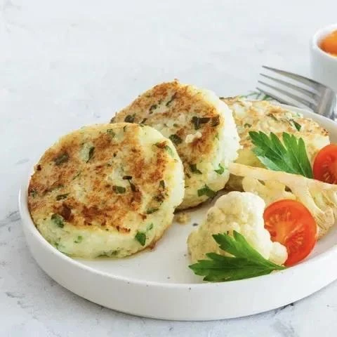 🌱 КОТЛЕТЫ ИЗ ЦВЕТНОЙ КАПУСТЫ — 85 ККАЛ ЗА ШТУК

Без мяса, без яиц, без сыра. Но такие, что мясоед н