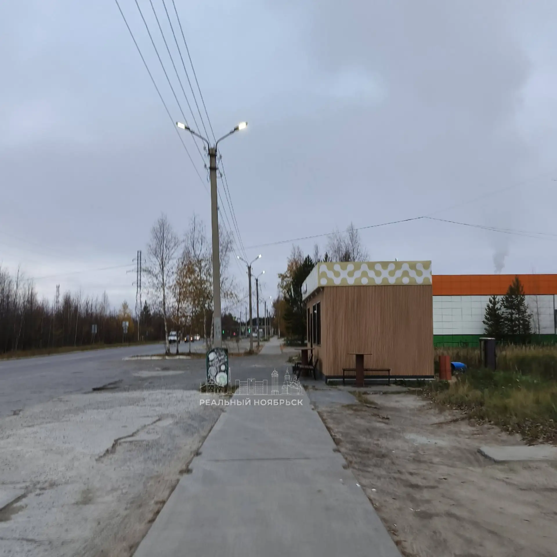 💡 На Энтузиастов фонари горят, хотя на улице ещё светло