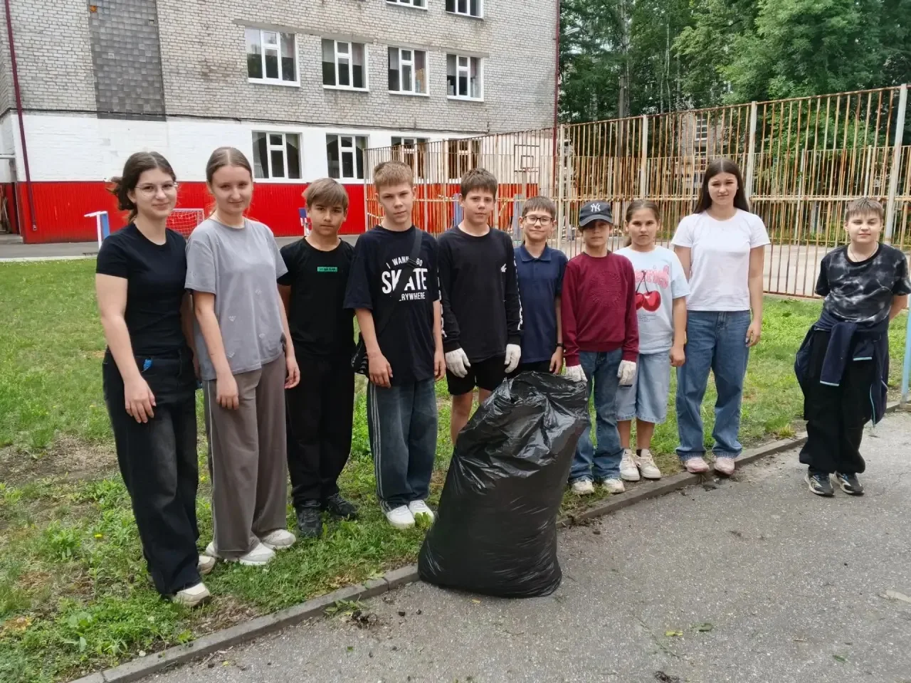 ☀️ Летняя отработка в школе — это не только про труд, но и про дружбу, командную работу и маленькие 