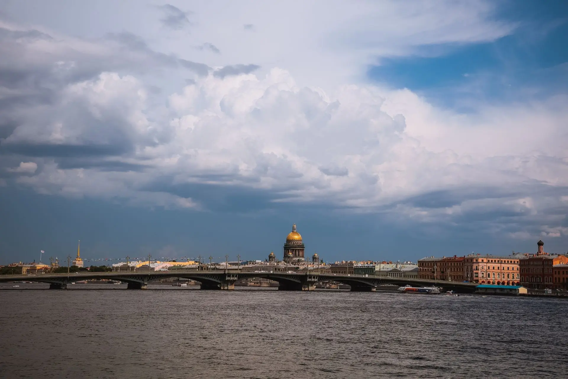Петербуржцам обещают дождливую пятницу. К городу он подойдет в районе обеда и продлится...