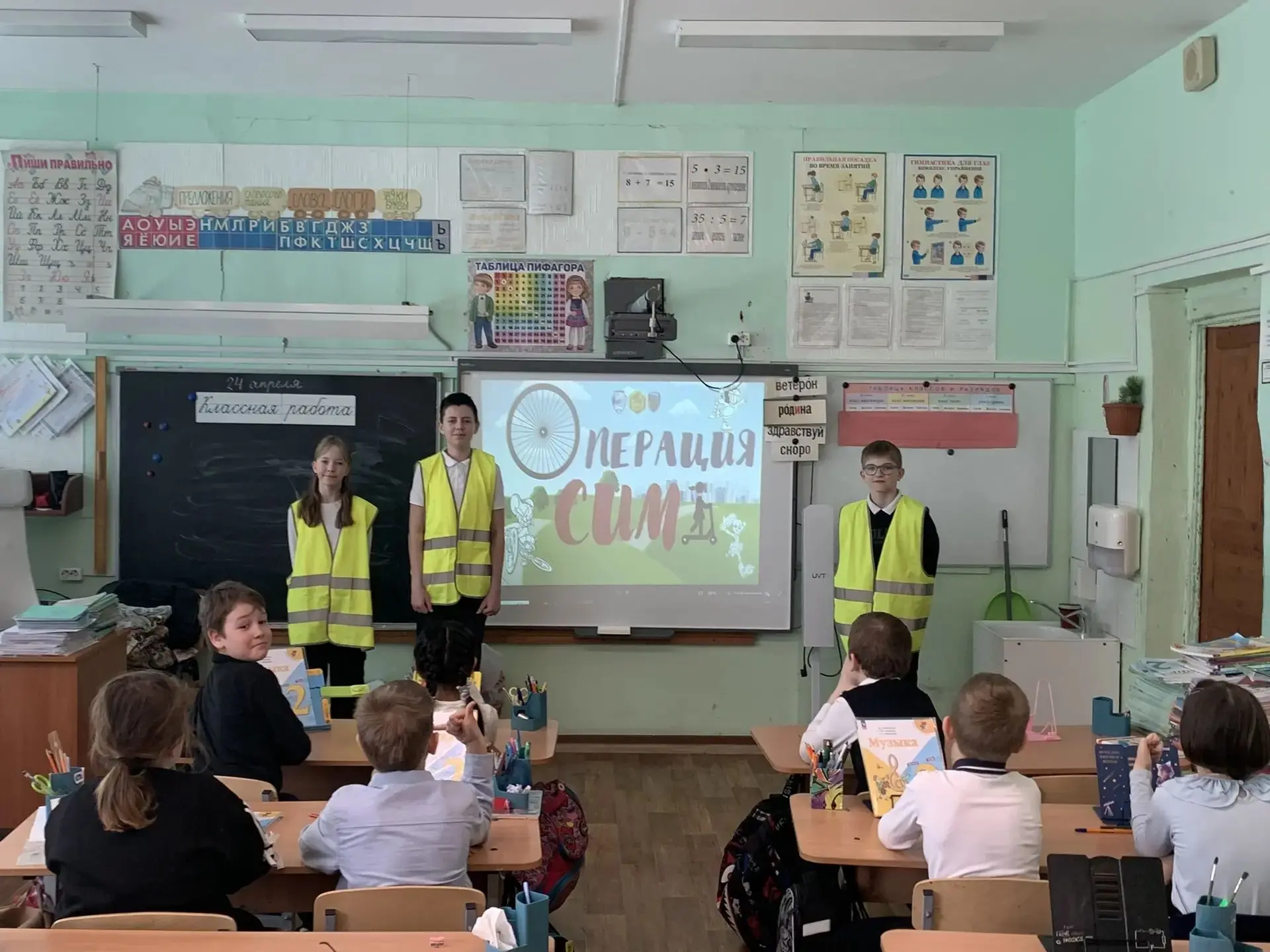 С наступлением тепла в городе всё чаще можно встретить любителей прокатиться с ветерком...