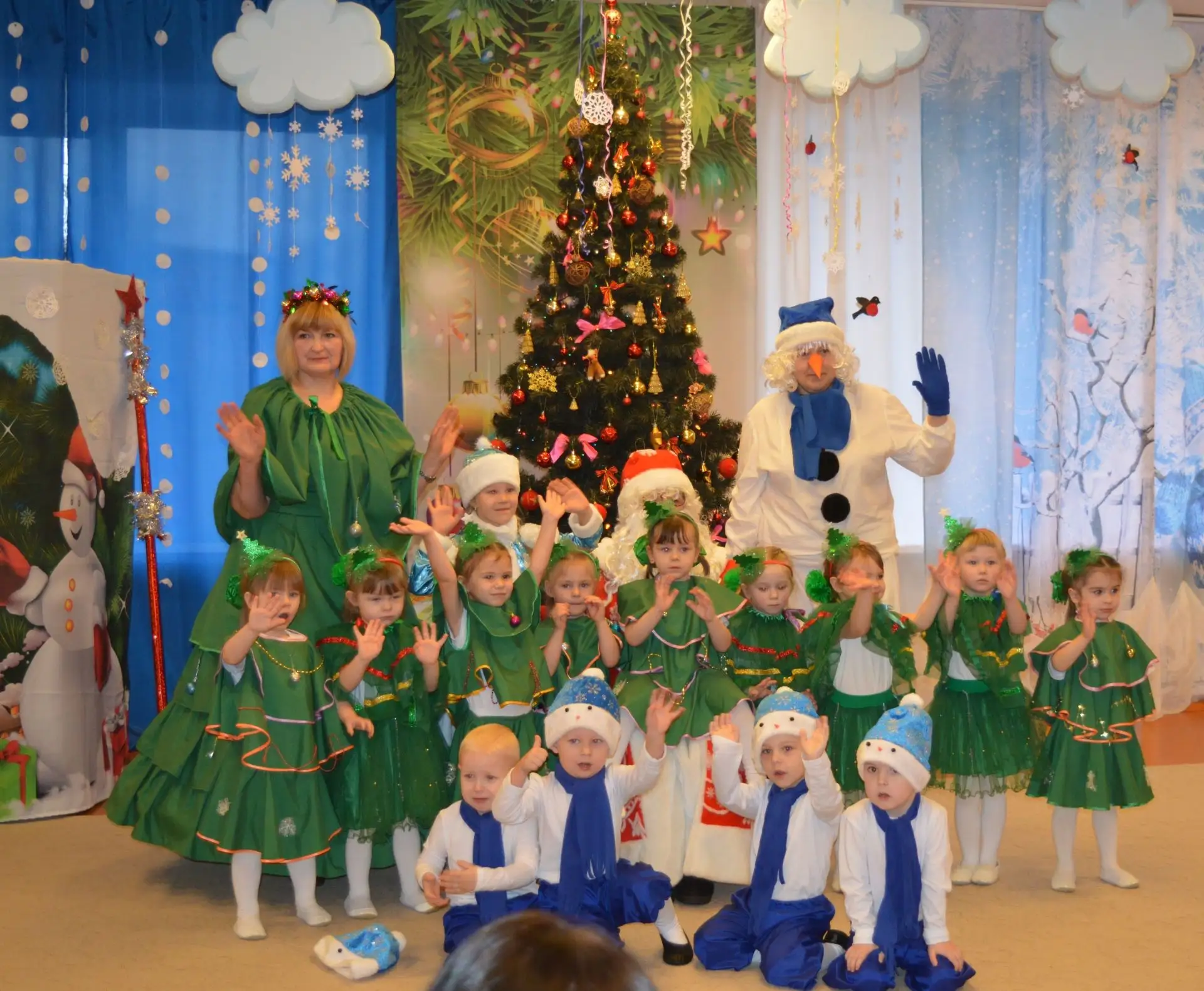 2-я младшая группа "Звёздочки"🌟
 🎄🎄🎄А на лесном пригорочке,
Растут подружки ёлочки,
В платьицах 