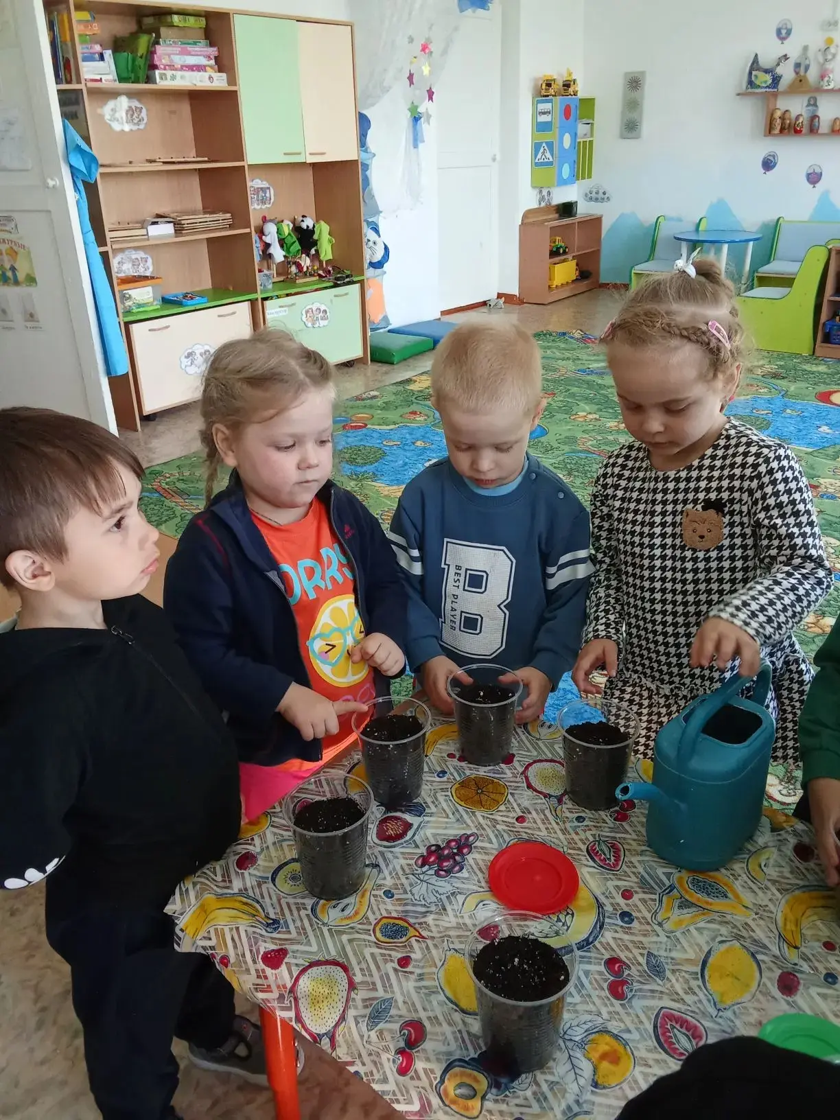 ✨ Группа «Умка»: садим огурчики! ✨

Сегодня в группе «Умка» — особенный день: мы отправляемся в мале