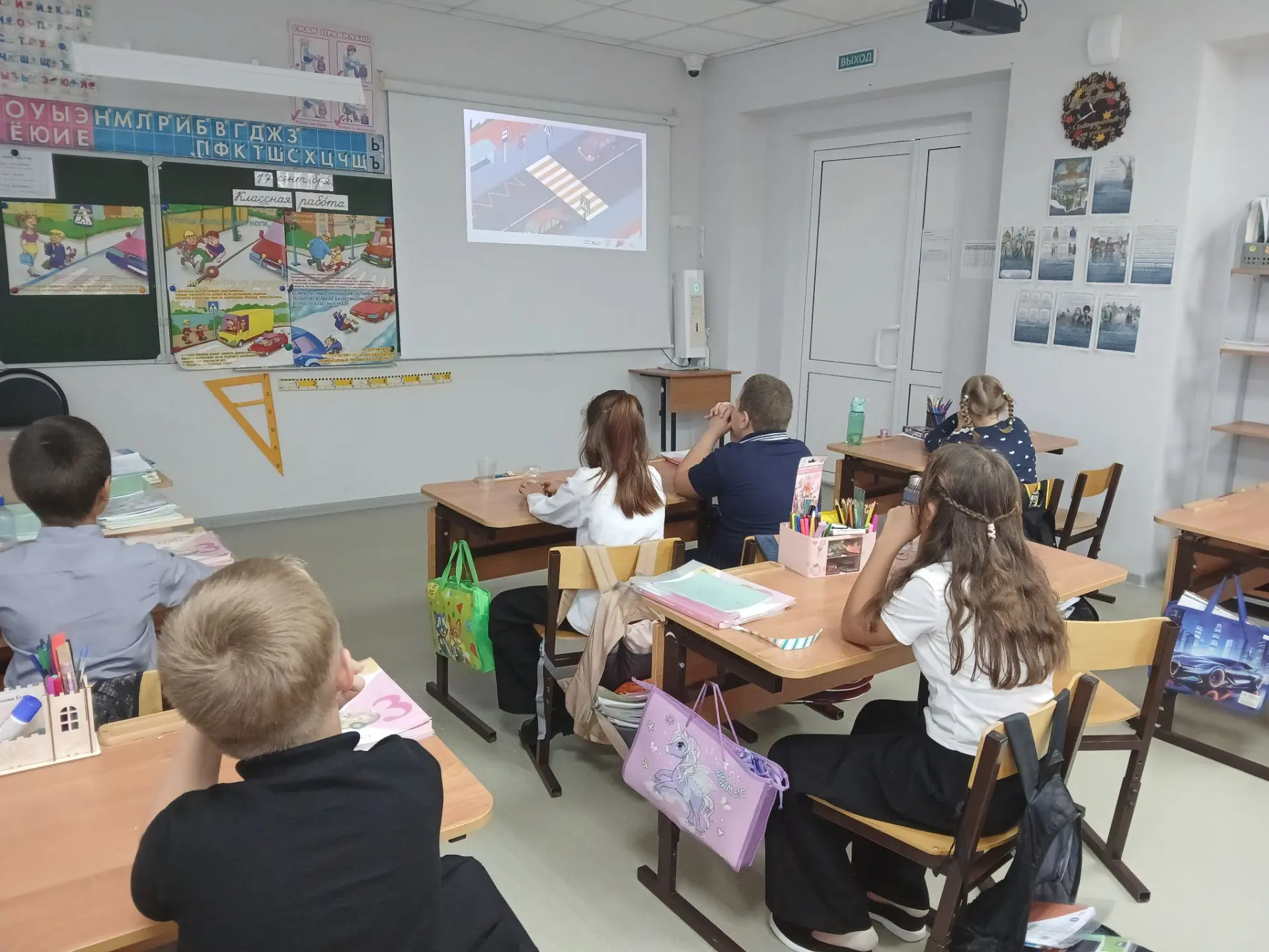 Сегодня, 17 сентября, в нашем 3 классе прошел важный и полезный классный час на тему «Б...