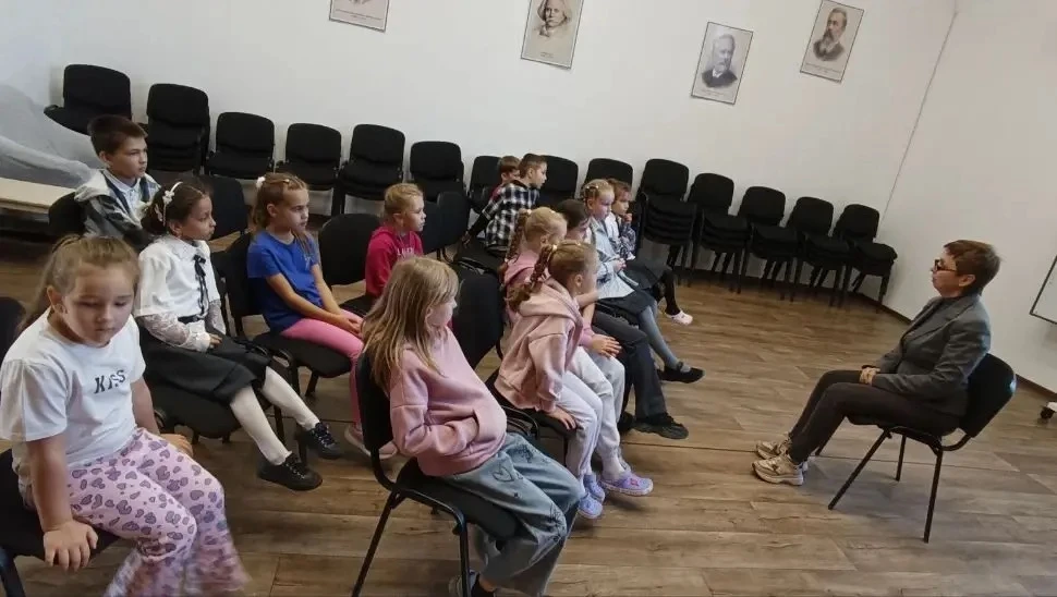 Классный час «Антитеррор: безопасность в твоих руках». Учащиеся вместе с преподавателем...