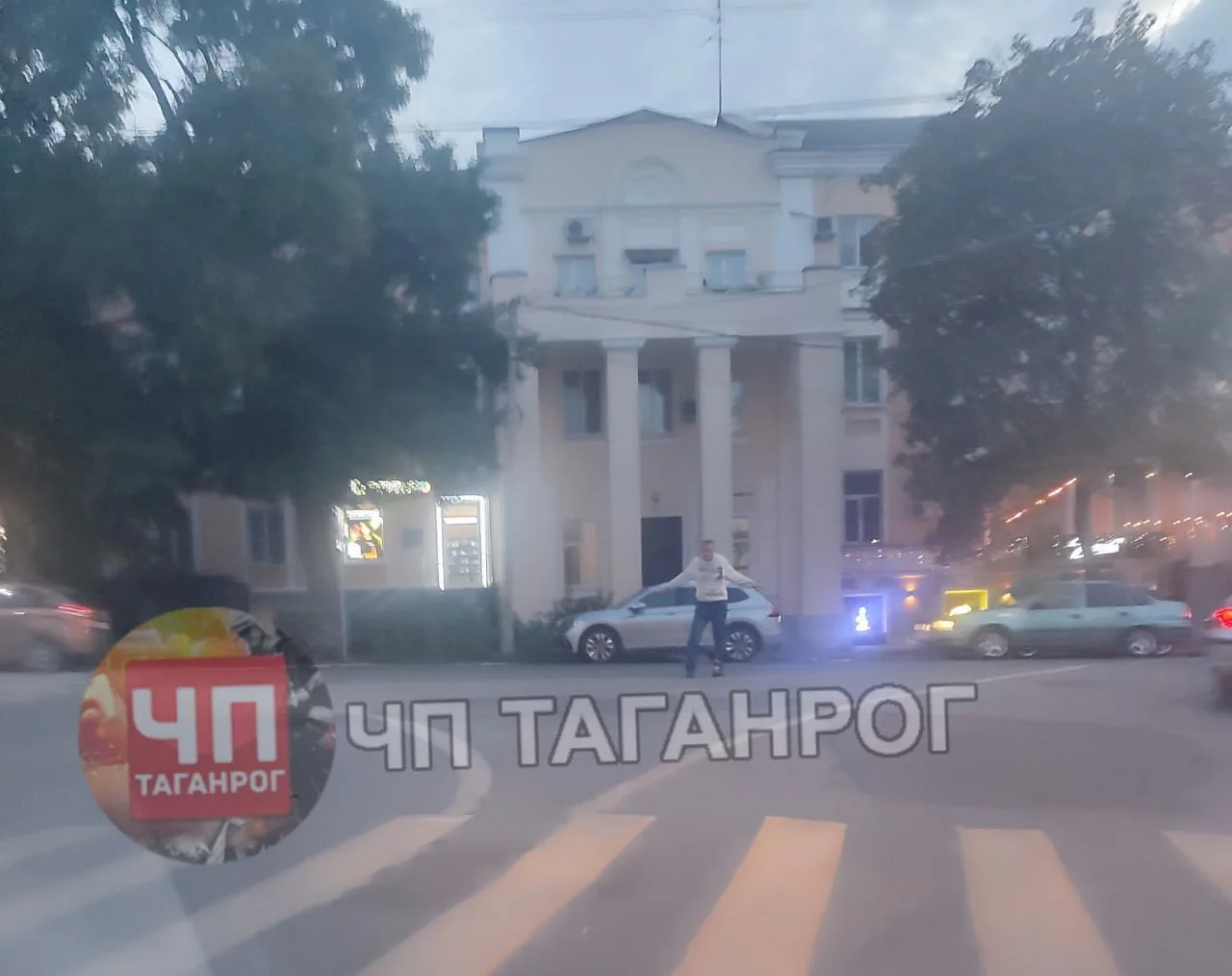 ВНИМАНИЕ! На Петровской неадекватный мужчина стоит на проезжей части!