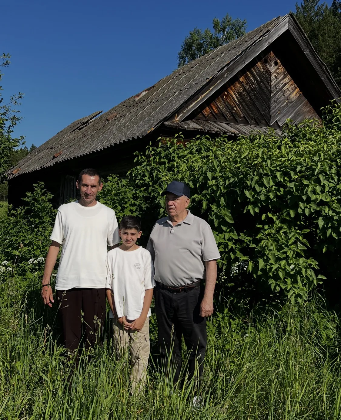 В Малиновке, Рыбно-Слободского района, отец, я и внук - три поколения заехали в дом, где и вырос ПАП