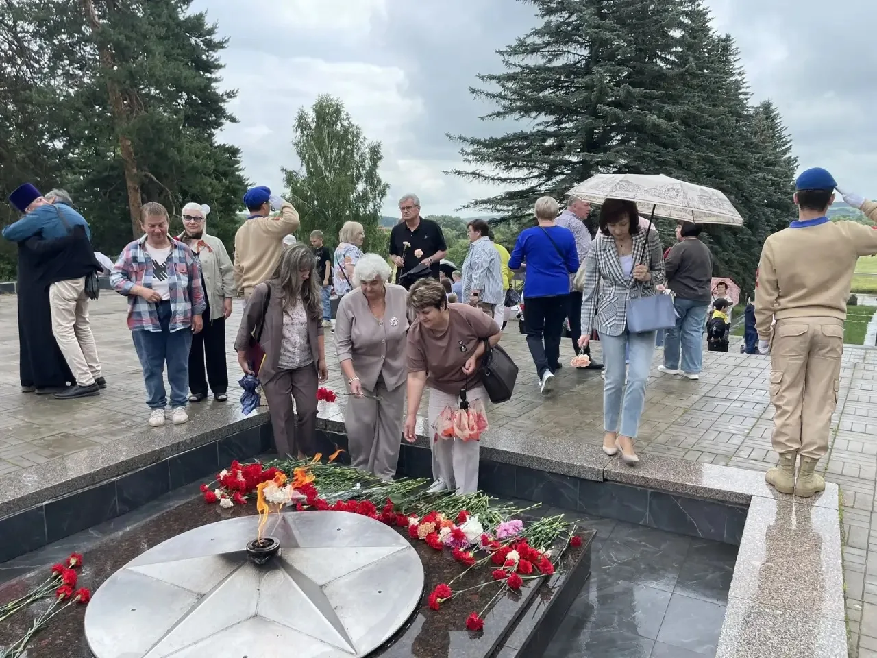 Сегодня ребята из нашего школьного лагеря пришли к Вечному огню Мемориального комплекса, чтобы вмест