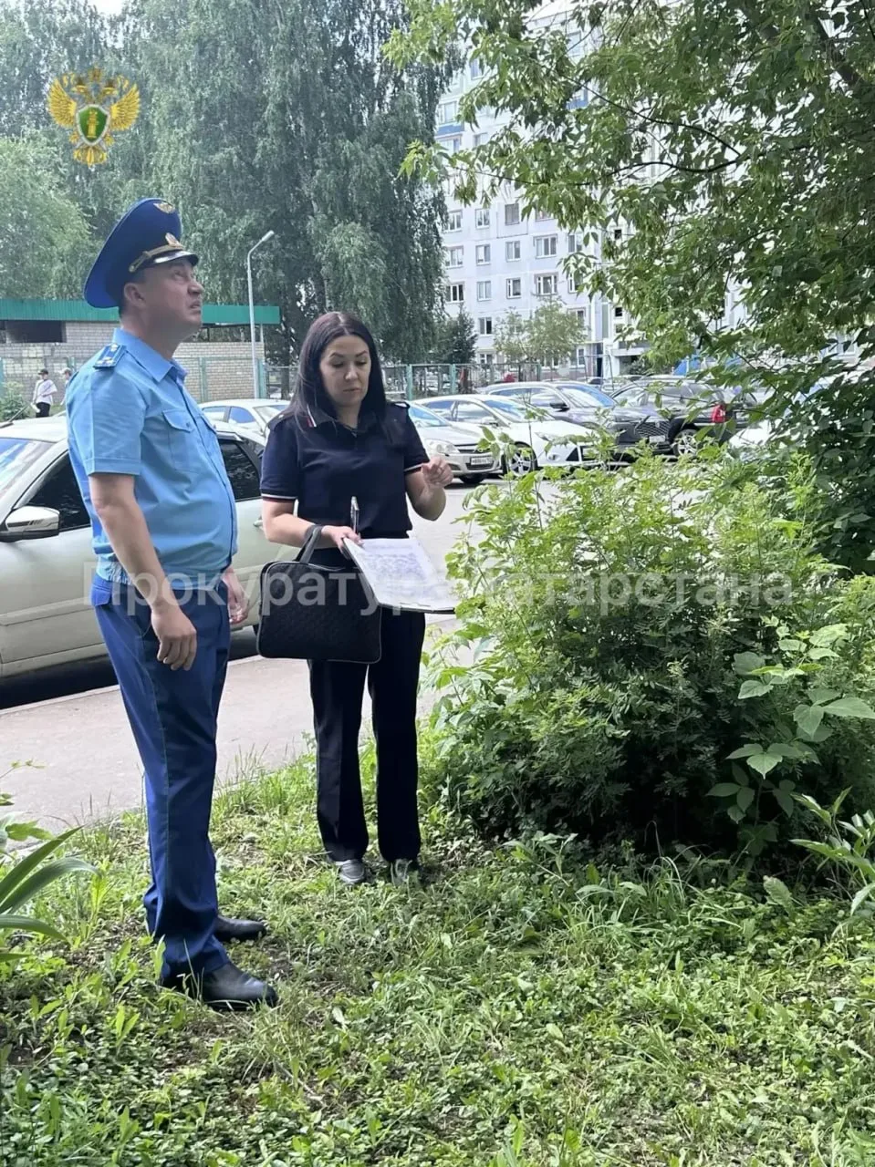 В Набережных Челнах 10-летняя девочка погибла после падения с балкона девятого этажа.
 
Сообщение о 