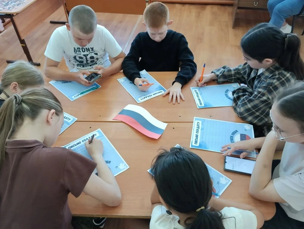 🇷🇺Среда Героя - Письмо солдату. 
✏️Пишут ребята, письма солдатам,
В каждом частичка заботы, тепла�