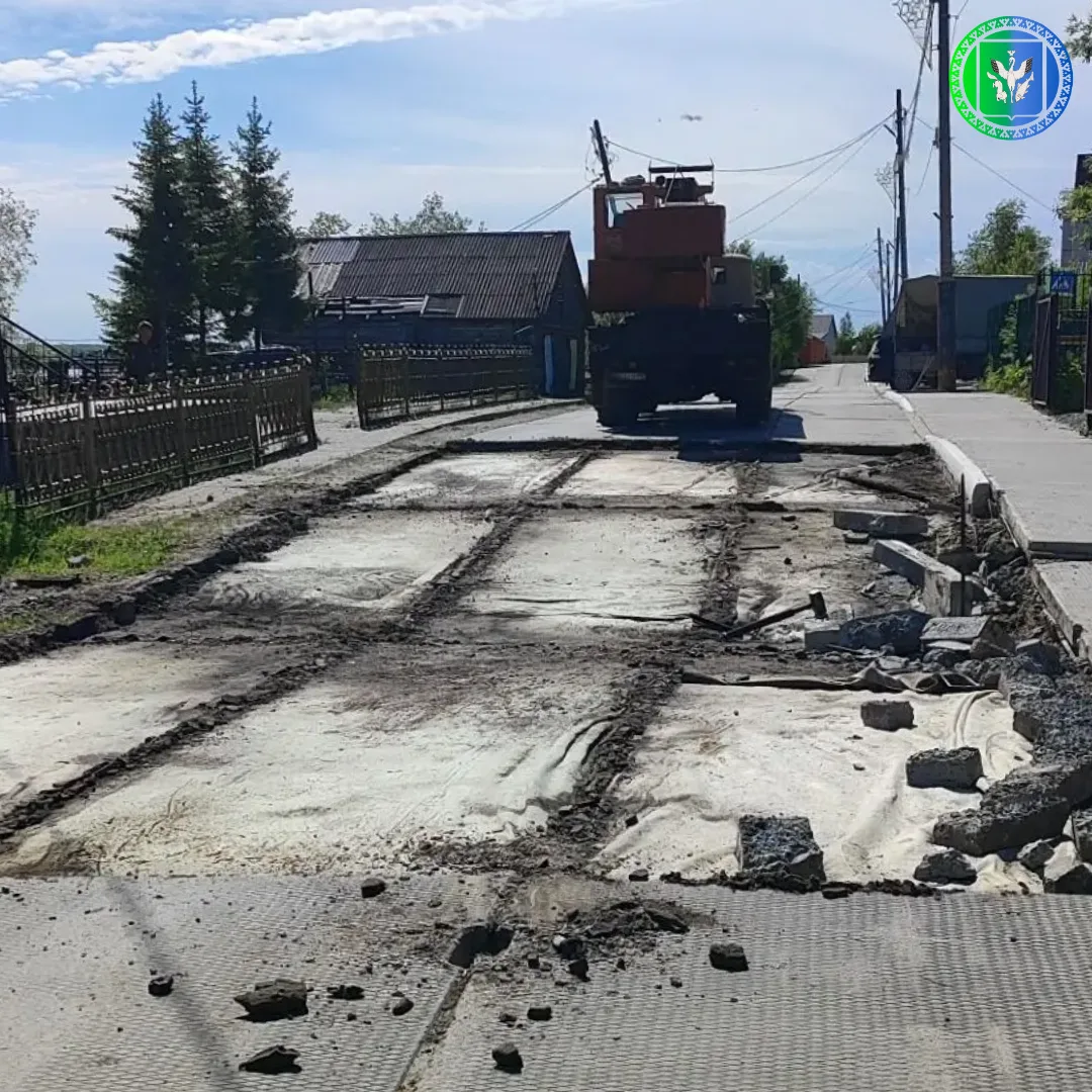 Дорожным работам дан старт.

🔹 В Мужах дорожные рабочие начали выравнивание плит по улице Советская