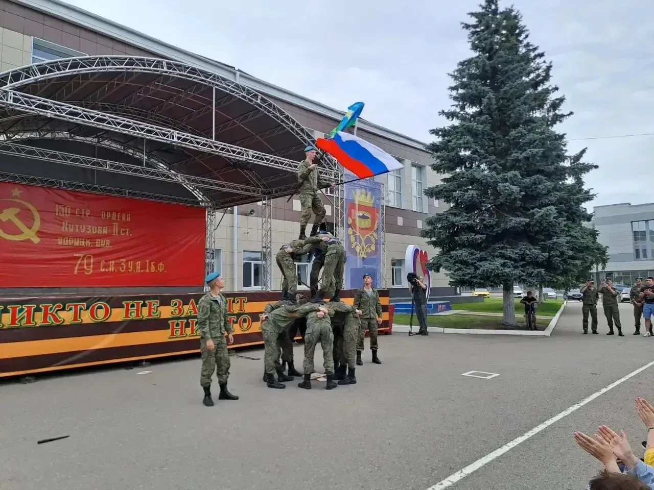 На площади Мира состоялось мероприятие, посвящённое Дню памяти героических защитников Лужского рубеж