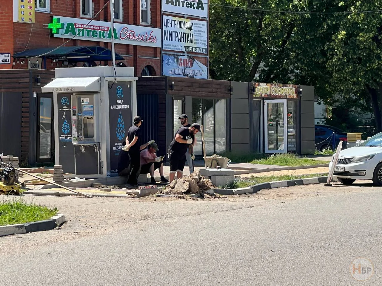 Мы долго с вами ждали, и сегодня это случилось! 

В Балабанове подрядчик вышел на укладку тротуарной