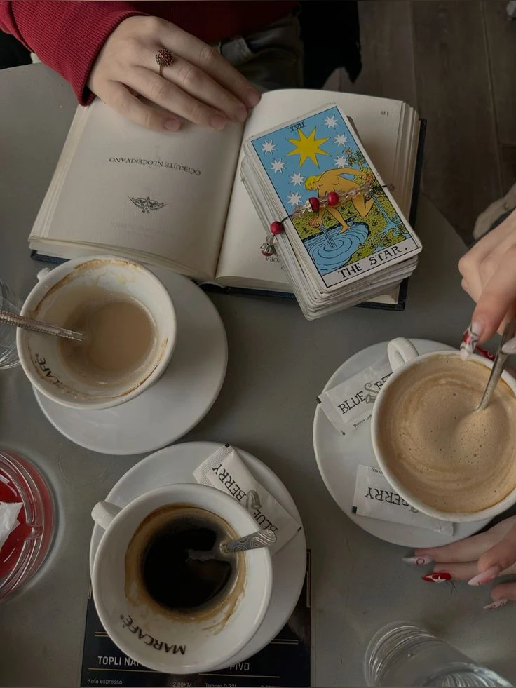 Расклад «Рабочий день без стресса» ☕️

Порой шестое чувство подсказывает уже с утра — день будет тяж