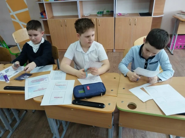 «Звёздный десант 2-А: Навстречу мечте!»

Сегодня наш 2-А класс превратился в настоящее космическое к