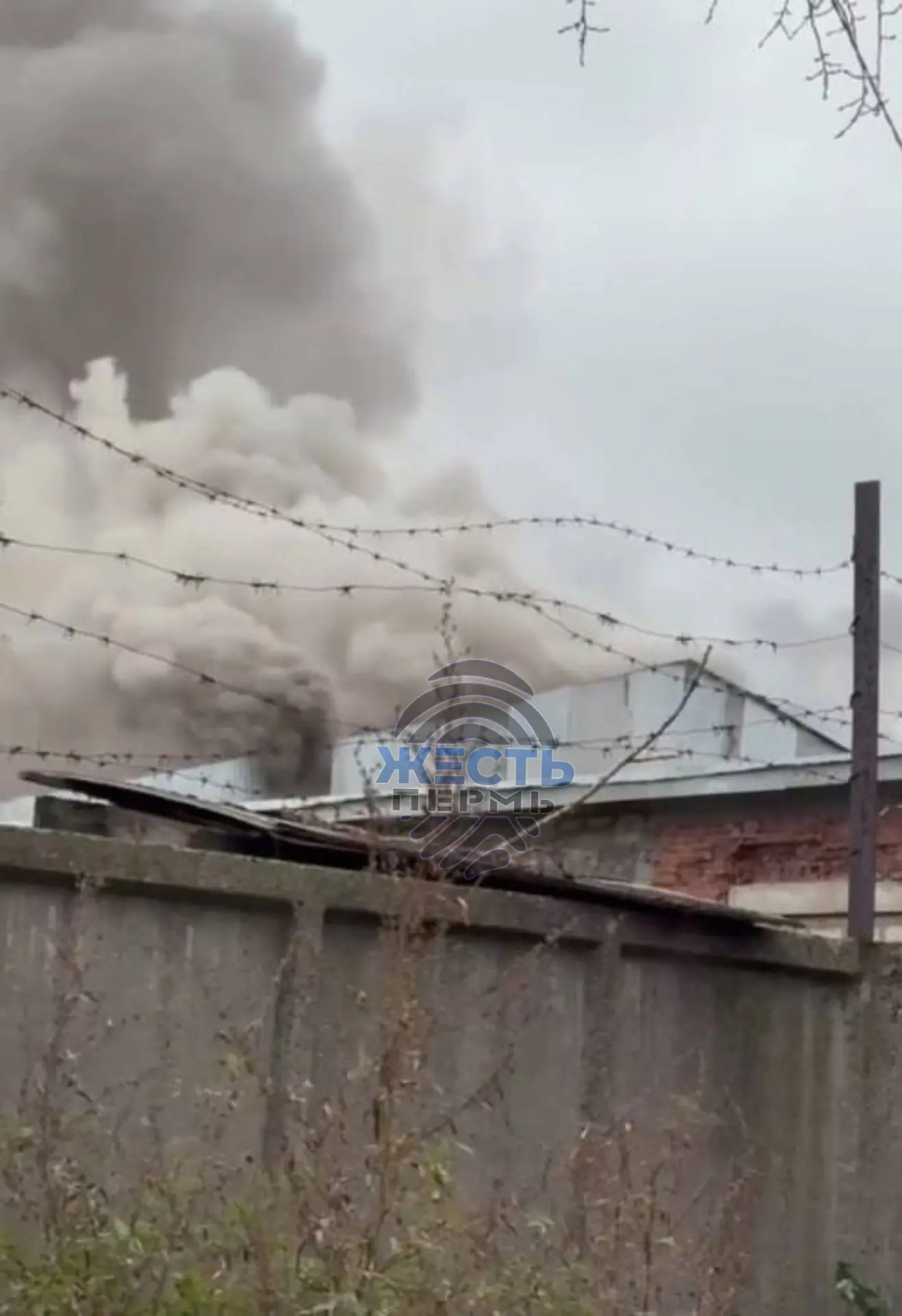 🔥В Соликамске на улице Коммунистической загорелся производственный цех лесокомбината