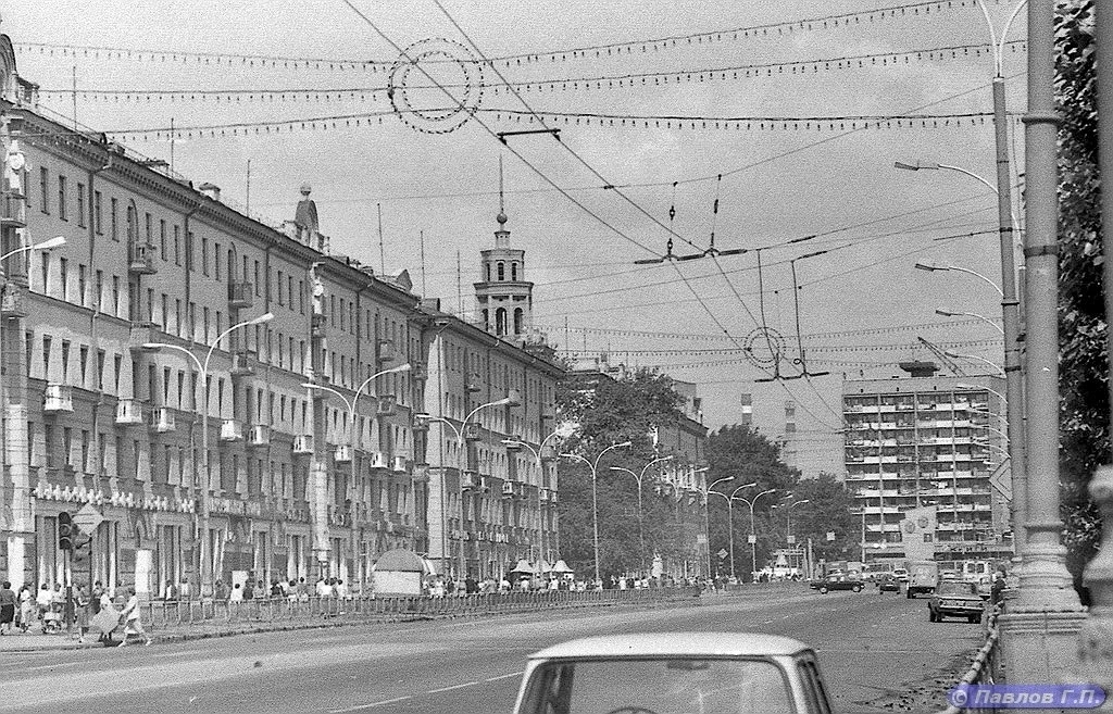 Улица Свердлова в 1987 году. Вдали 10-этажка на Челюскинцев с замечательным книжным магазином.