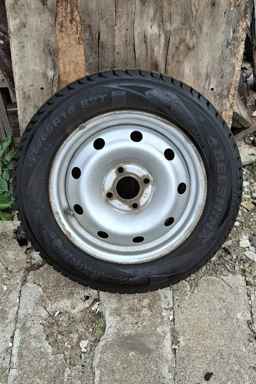 Продам зимние колёса, 175/65 R14. Отъездил один сезон. Цена 20 000 т.р. Донецк +7949376...