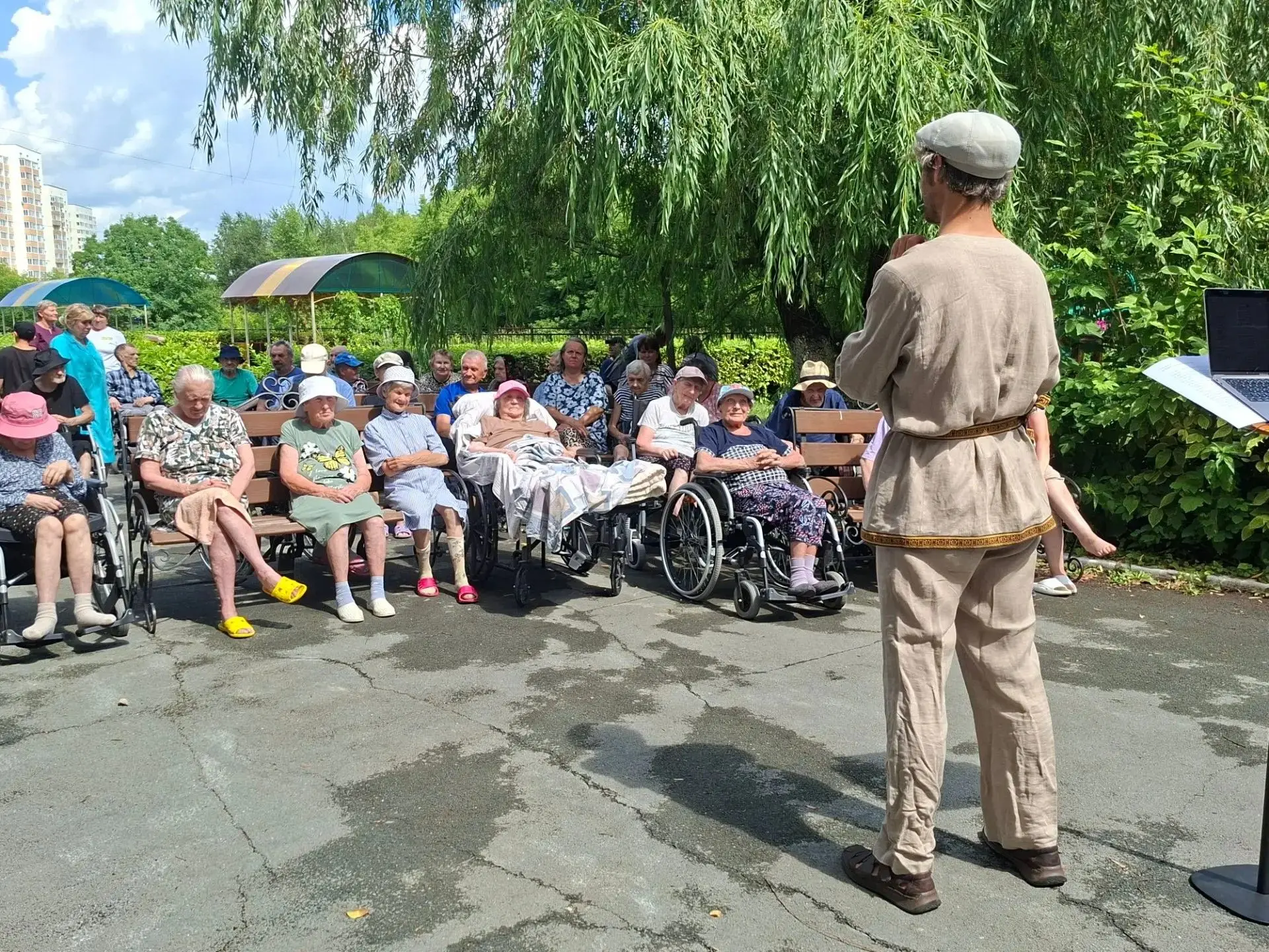В нашем доме снова концерт! 🌞⁣