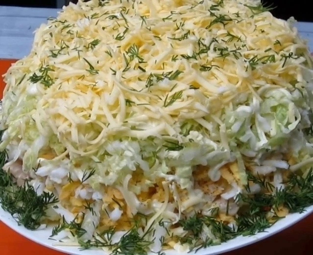 Салат «Воздушный» с копченой курицей и капустой