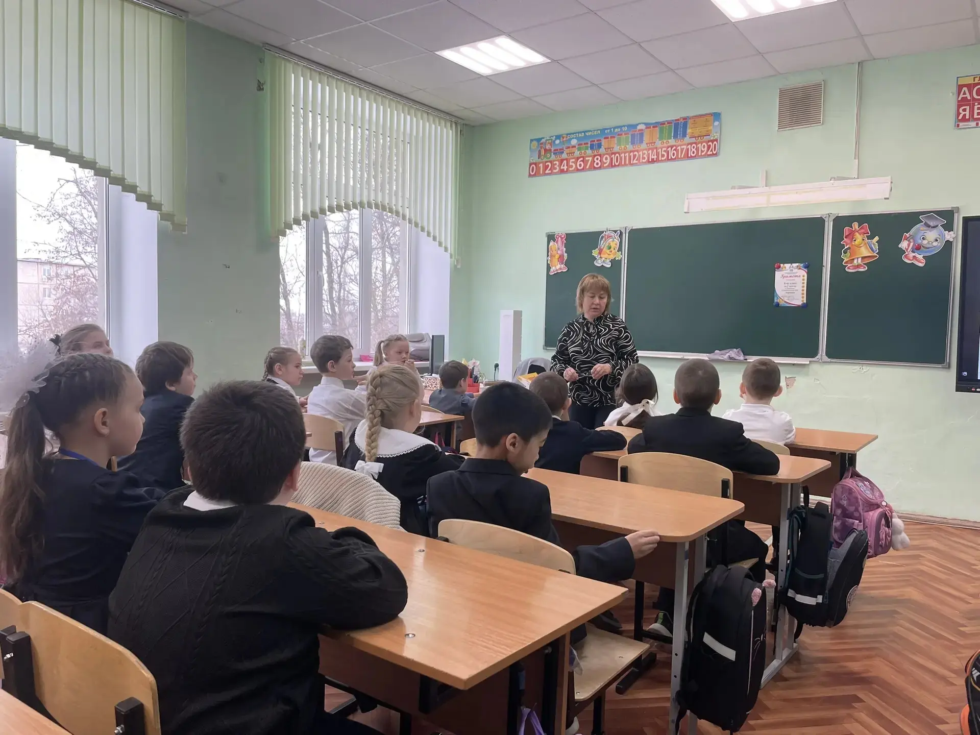 ПРАЗДНИК ПРОФЕССИЙ В 1В КЛАССЕ: ГОРДОСТЬ ЗА РОДИТЕЛЕЙ И МЕЧТЫ О БУДУЩЕМ!  В 1В классе прошел по-наст