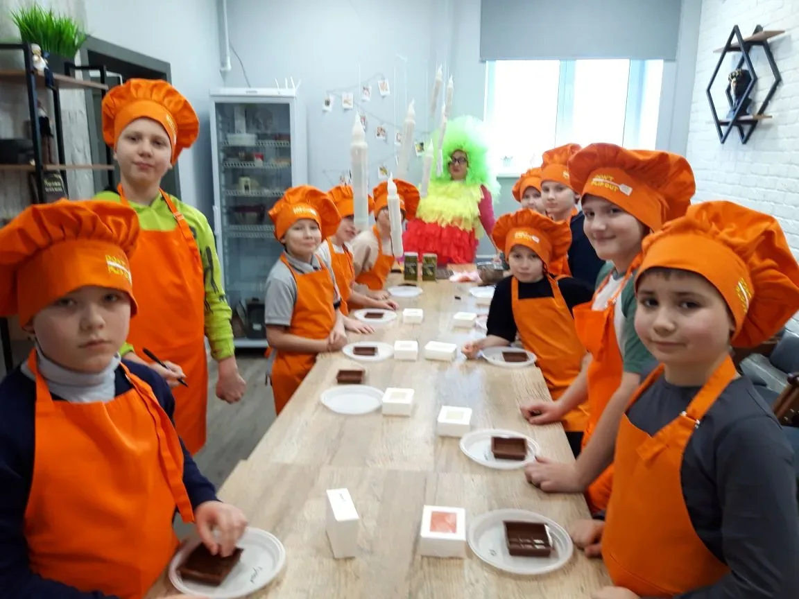 📅Ученики 4Б класса посетили кулинарную студию «51 кусочек счастья». Это не просто место, где можно п