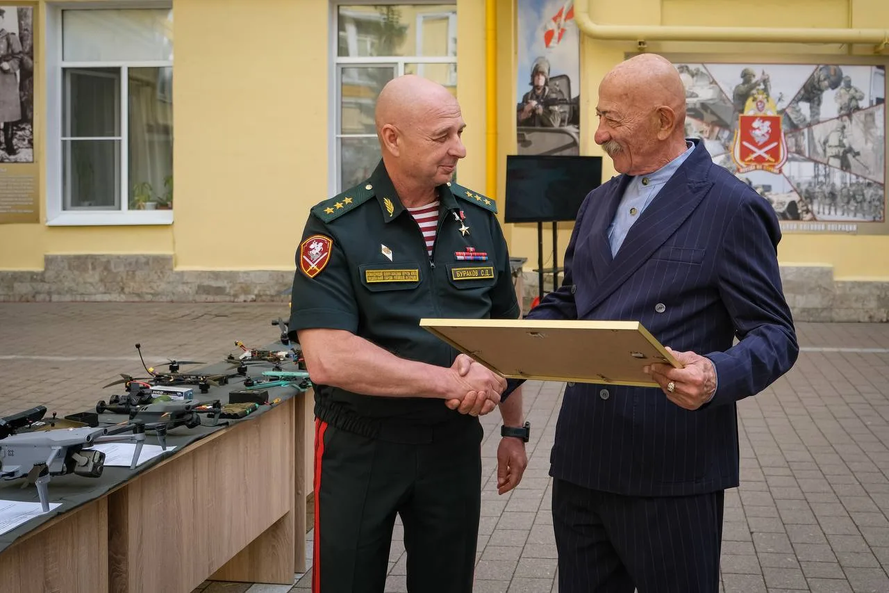 Александр Розенбаум передал петербургским росгвардейцам спецсредства для борьбы с беспилотниками

На