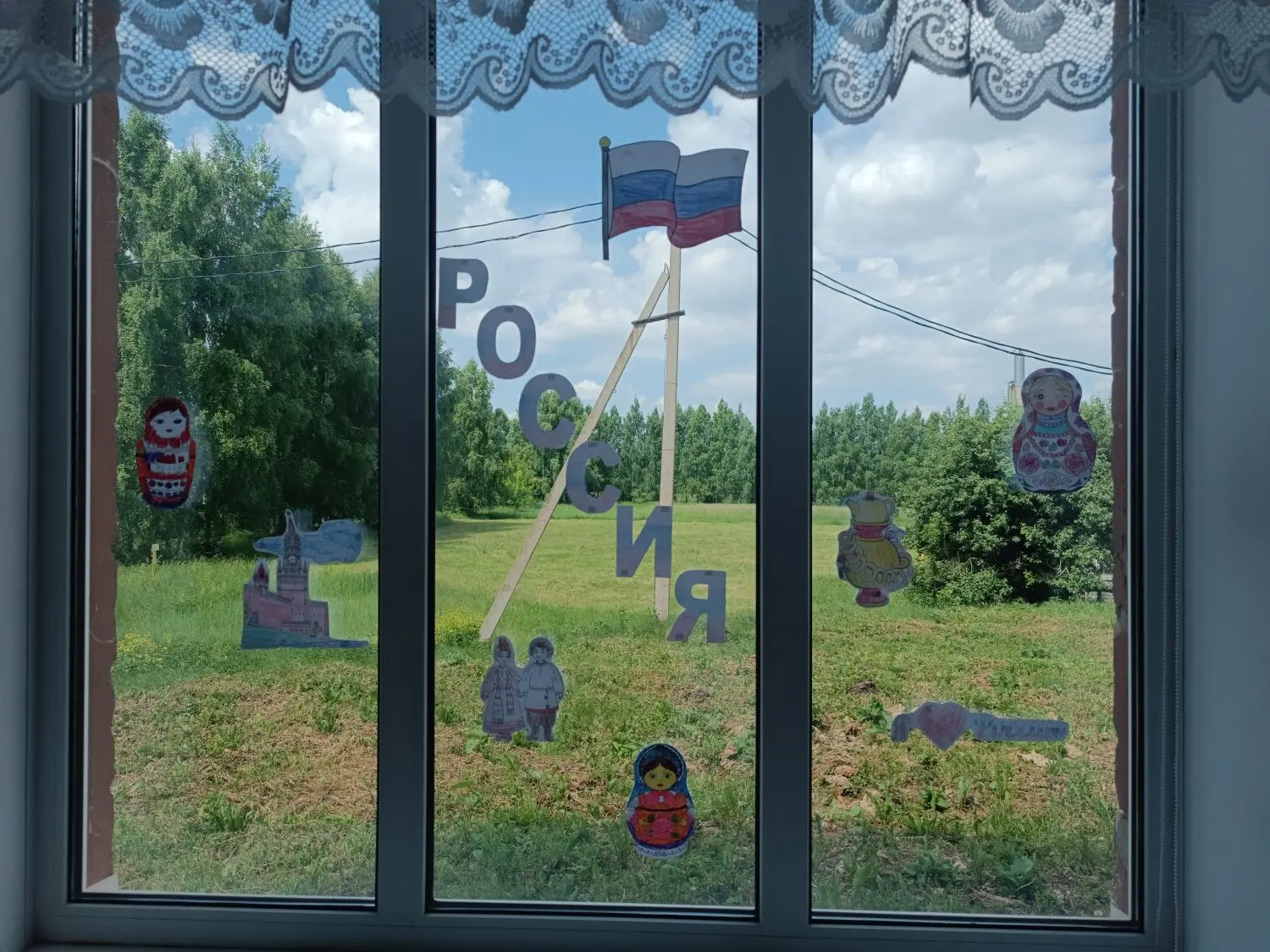 "Чишмәкәй" лагерының 11 нче көне - Фән көне. Балалар белән саф һавада уеннар уйнадык. Россия көне уң