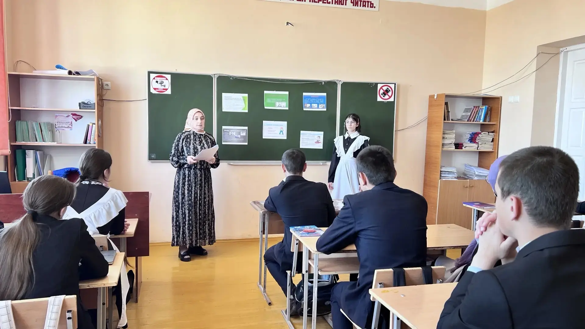 В 8 классе прошёл классный час на тему «Право, ответственность и безопасность».