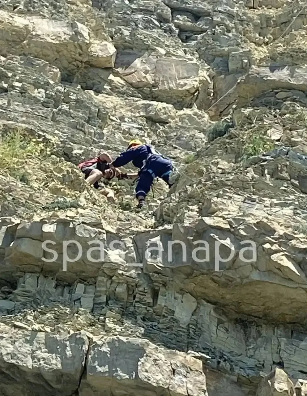 Турист-экстремал застрял на скале в Анапе 😱