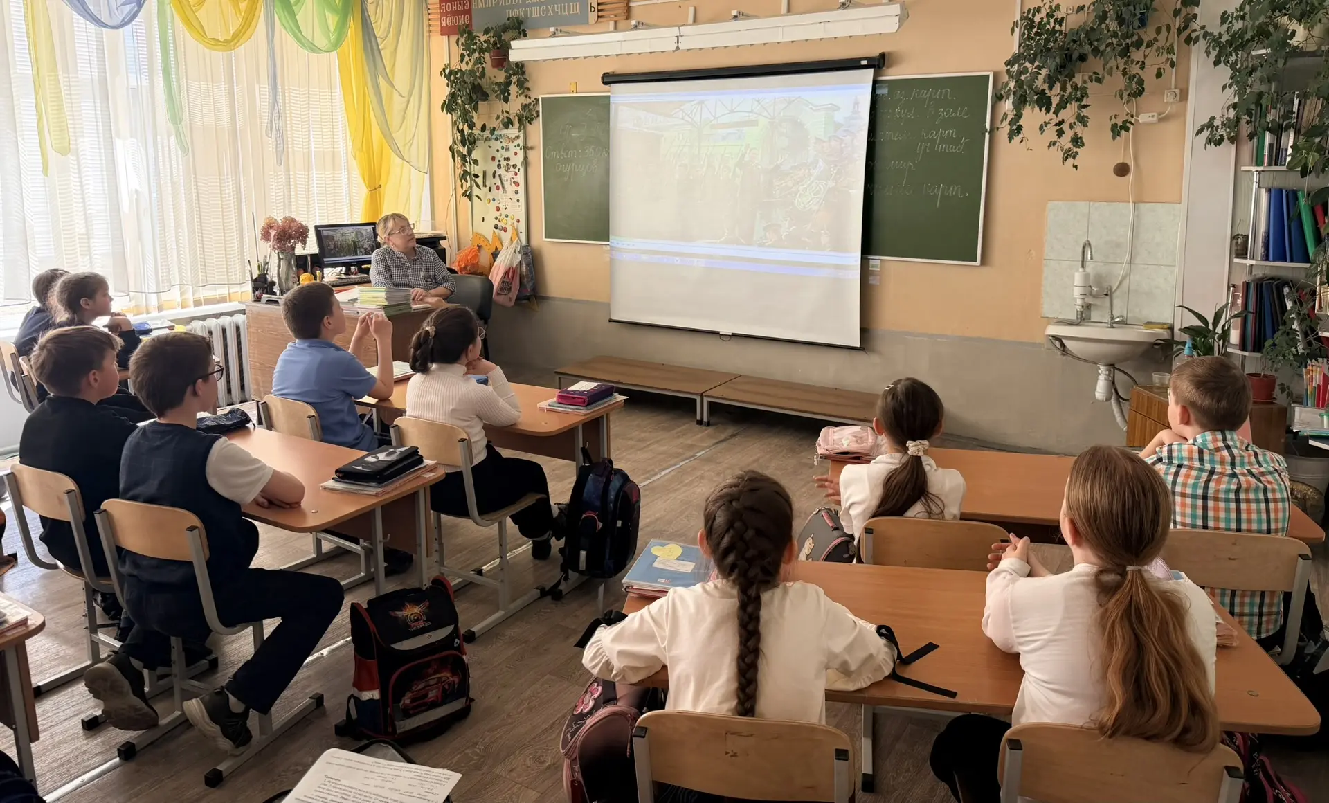 🇷🇺Разговоры о важном: песни, которые объединяют поколения!  🔔 Утро понедельника, 4 мая, в нашей школ