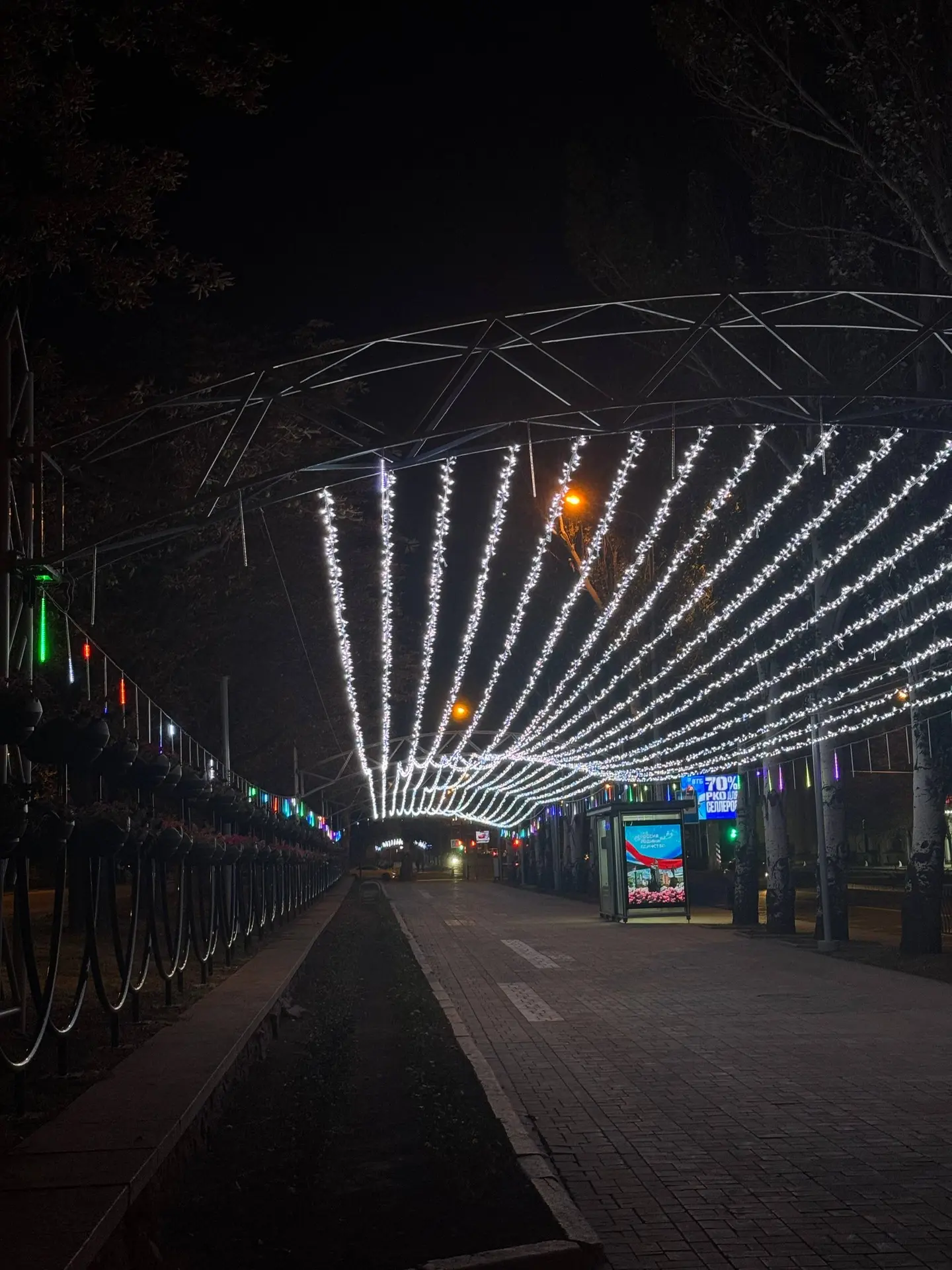 😍 Так ночью выглядит обновленное звездное небо на главной улице города