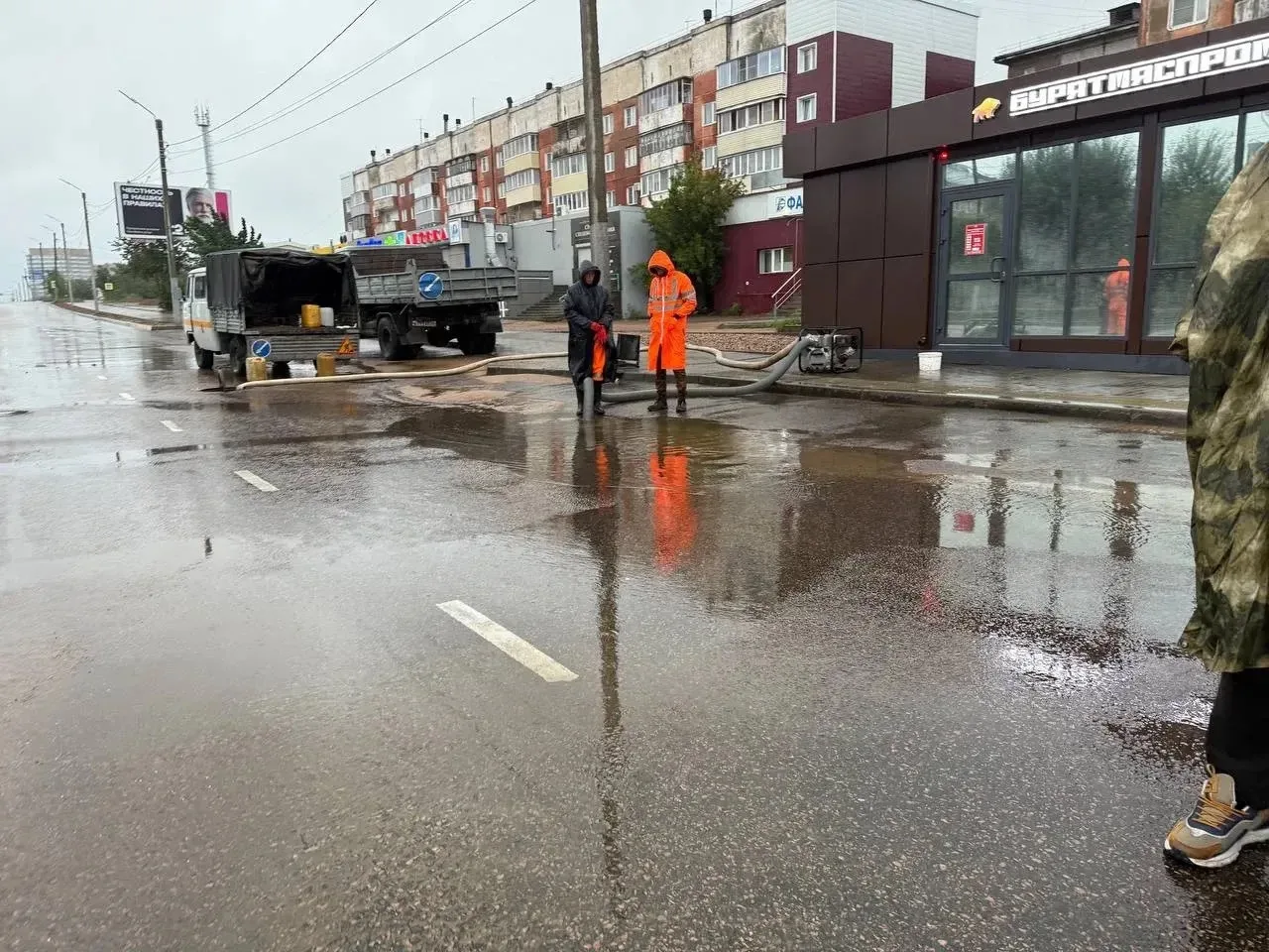 В городе прошёл ливень. Комбинат по благоустройству устраняет последствия. Работы будут идти беспрер