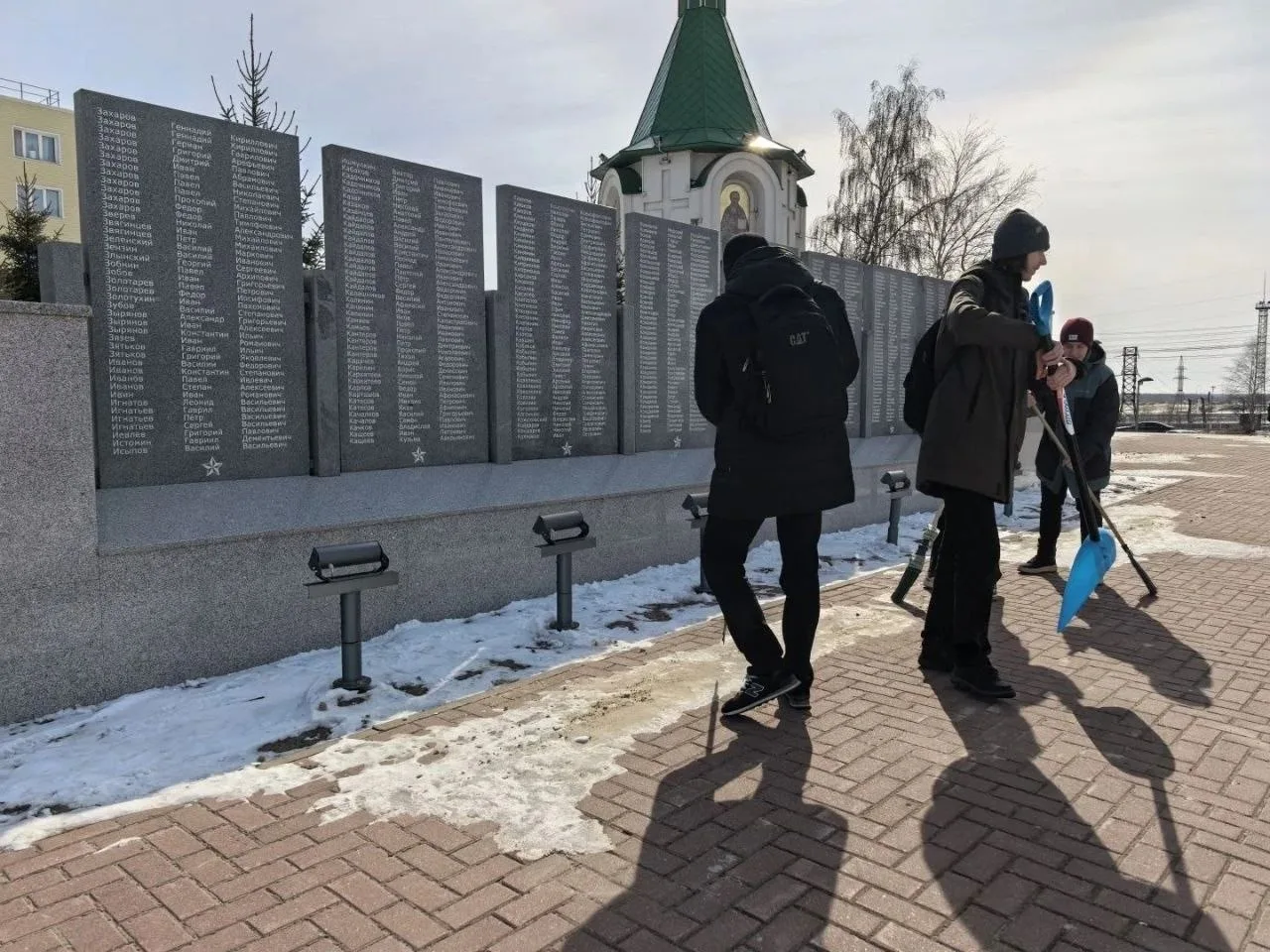 🌿 Чистая память: наш вклад в благоустройство! 🌿  Обучающиеся нашей школы вместе с учителем истории и