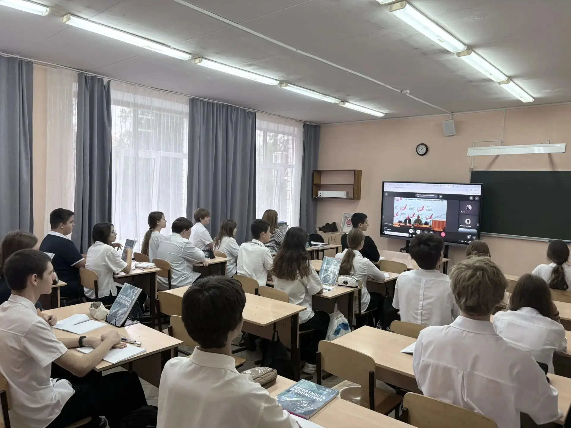 В целях военно-профессиональной профориентации учащихся департаментом образования прово...