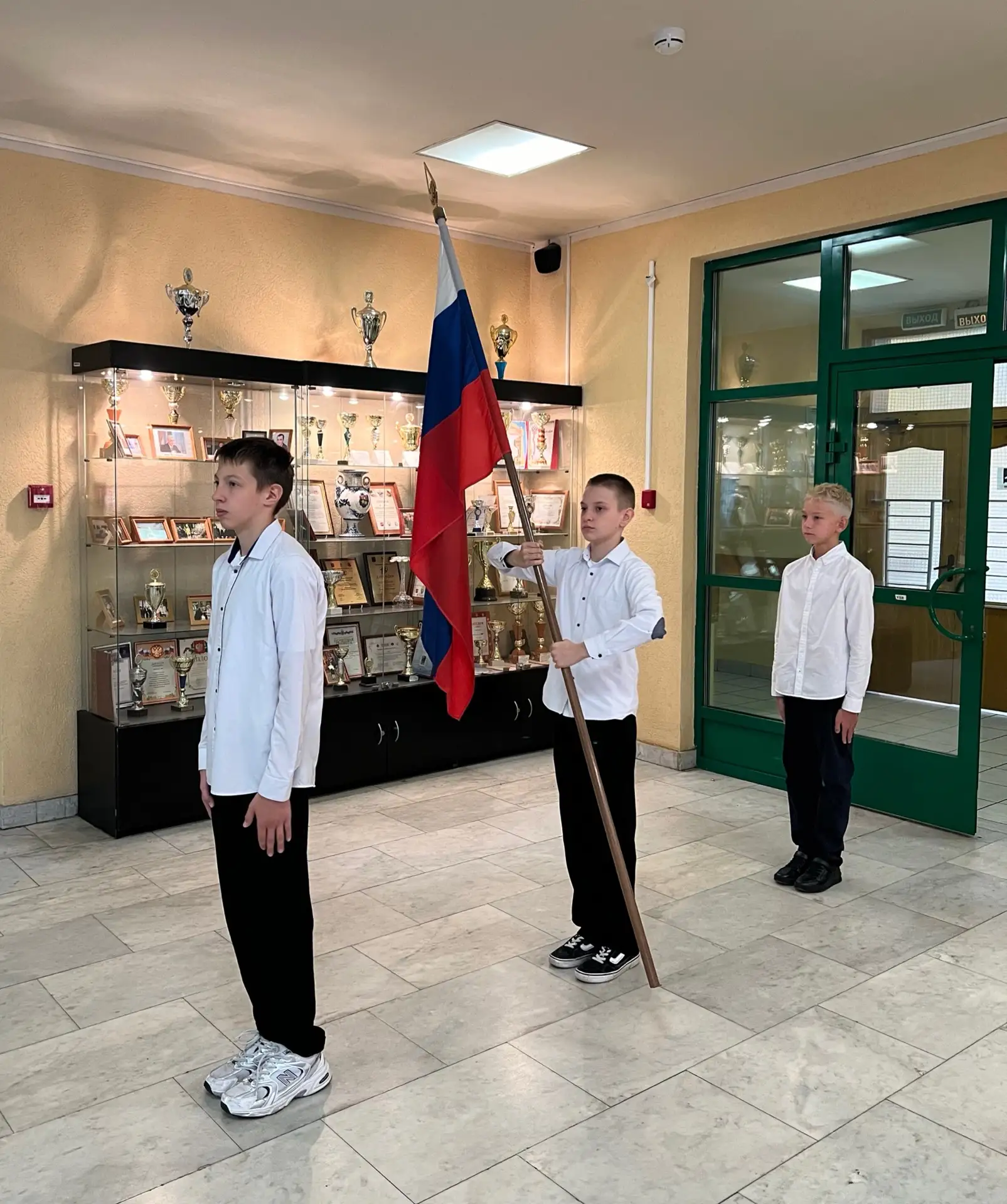 🇷🇺 Сегодня понедельник, а значит, новая учебная неделя в нашей школе традиционно началась с поднятия