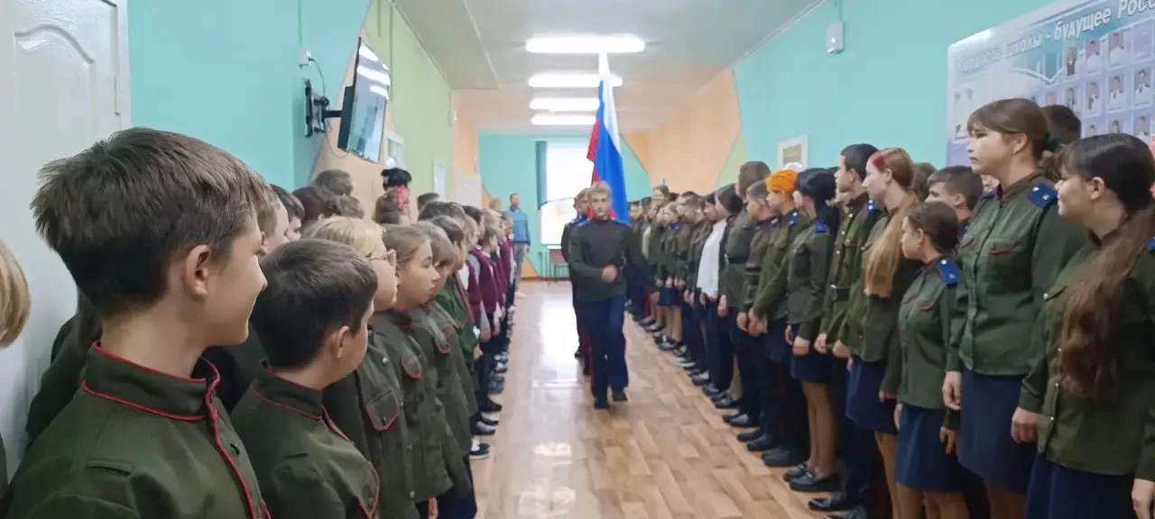 🇷🇺 Новая учебная неделя в МБОУ СШ с. Казаки традиционно началась с выноса Государстве...