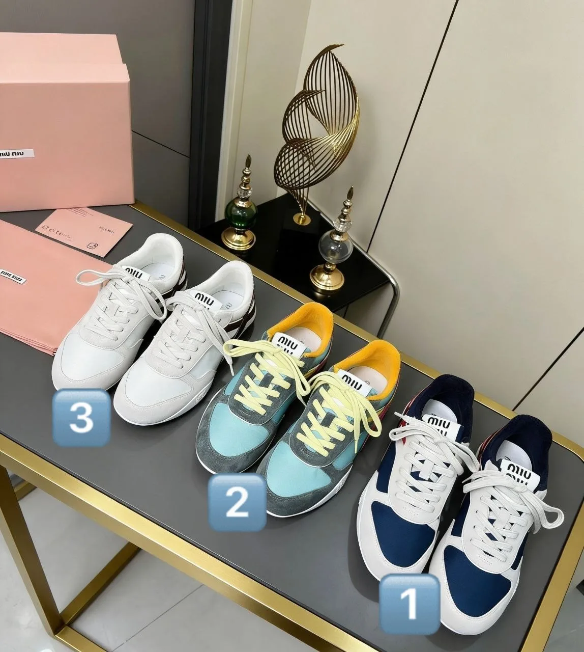 В новинках брендов кроссовки в стиле MiuMiu ♡
И посмотрите какииие!

Белых у меня достаточно. Цветны
