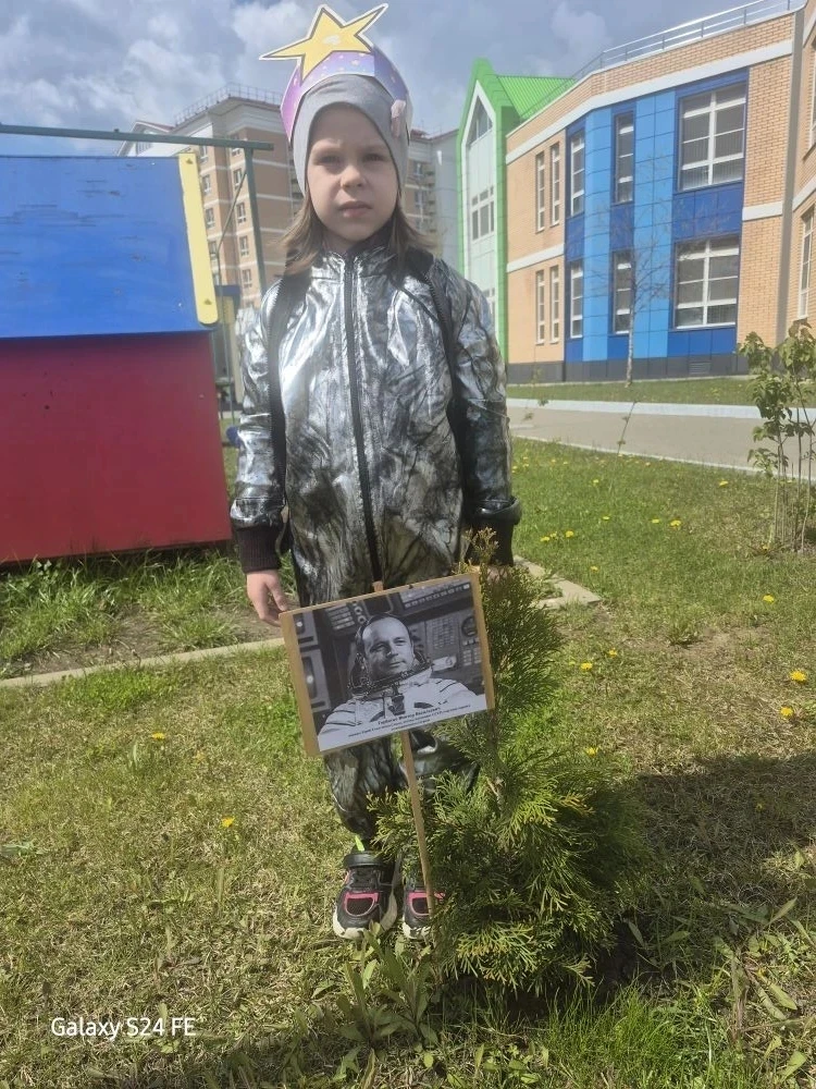 В честь 65-летнего юбилея Дня космонавтики, в нашем детском саду появилась аллея "Космонавтов". Сотр