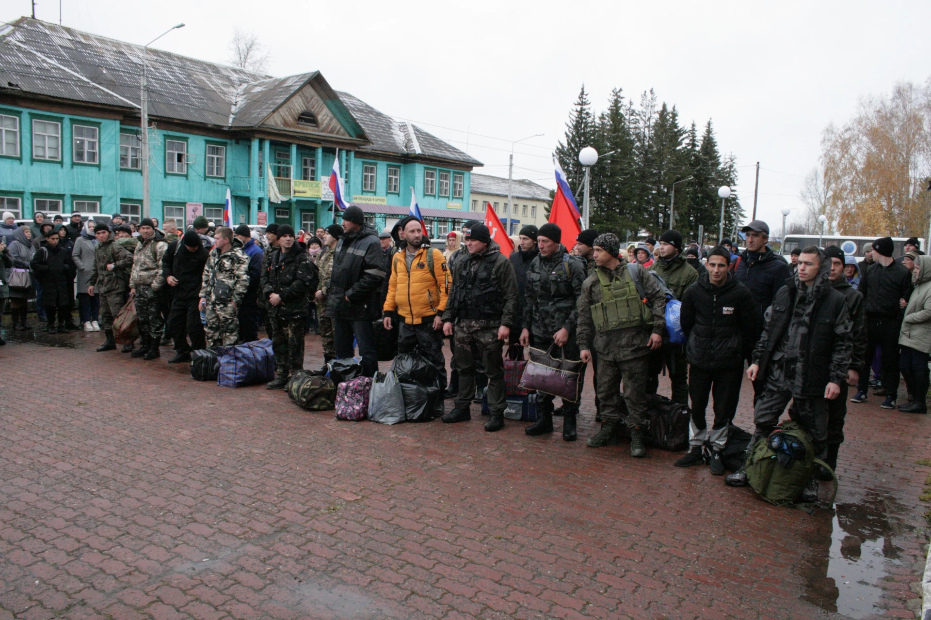 Четыре года назад 30 сентября жители нашего округа собрались на площади у Дома культуры...